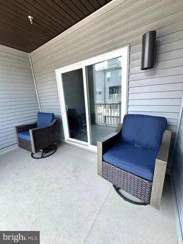 a view of sitting area with furniture