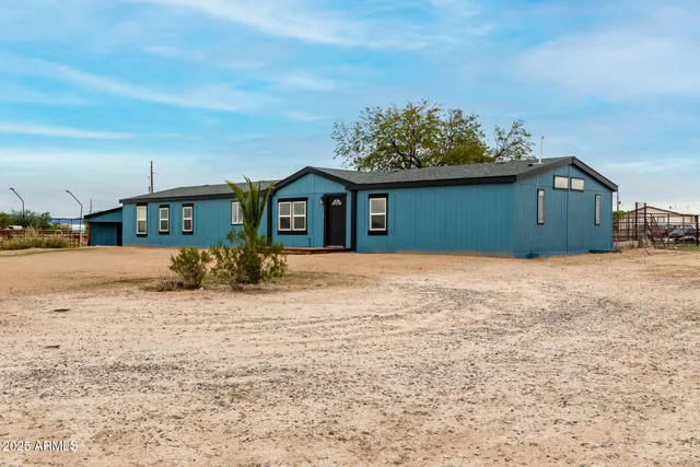 a view of an house with backyard and parking