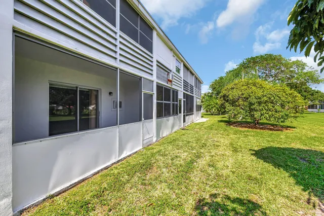 a view of yard with tree