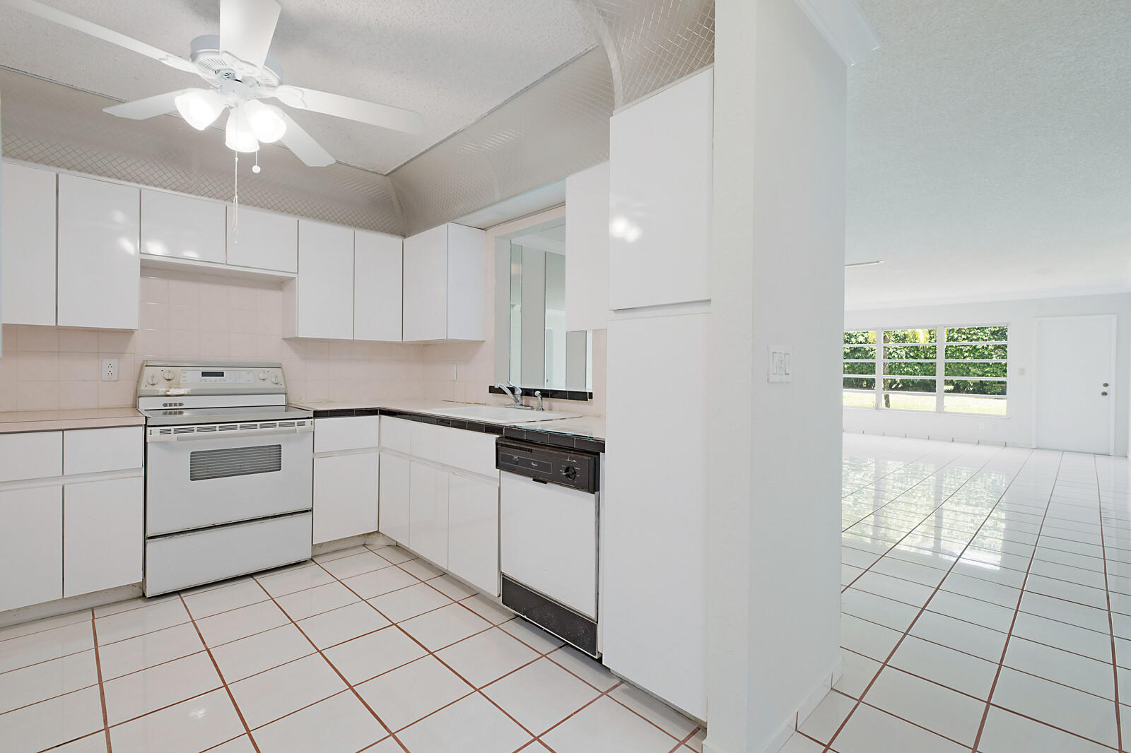 9335 Flynn Circle, Unit 1 Boca Raton, FL 33496 - Photo 12 of 32 Kitchen