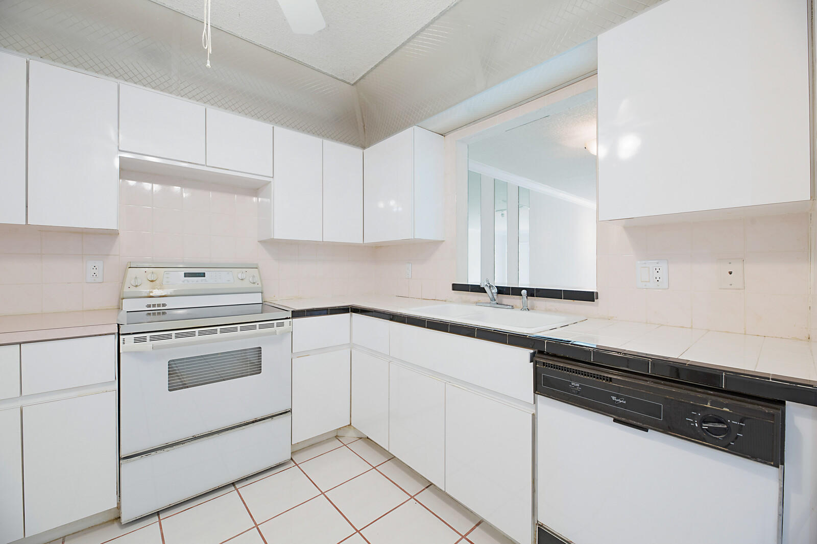 9335 Flynn Circle, Unit 1 Boca Raton, FL 33496 - Photo 13 of 32 Kitchen