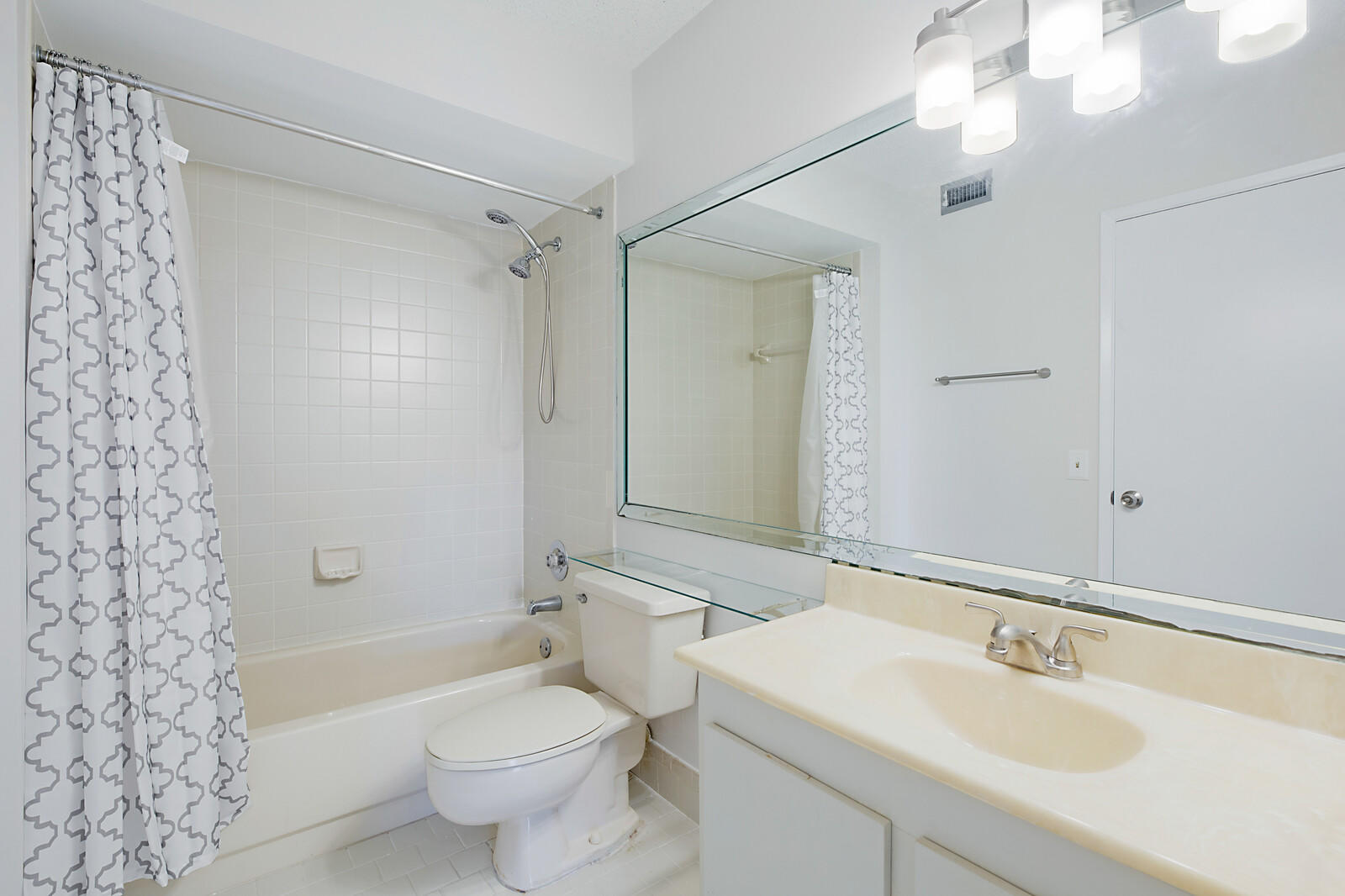 9335 Flynn Circle, Unit 1 Boca Raton, FL 33496 - Photo 22 of 32 2nd Bathroom
