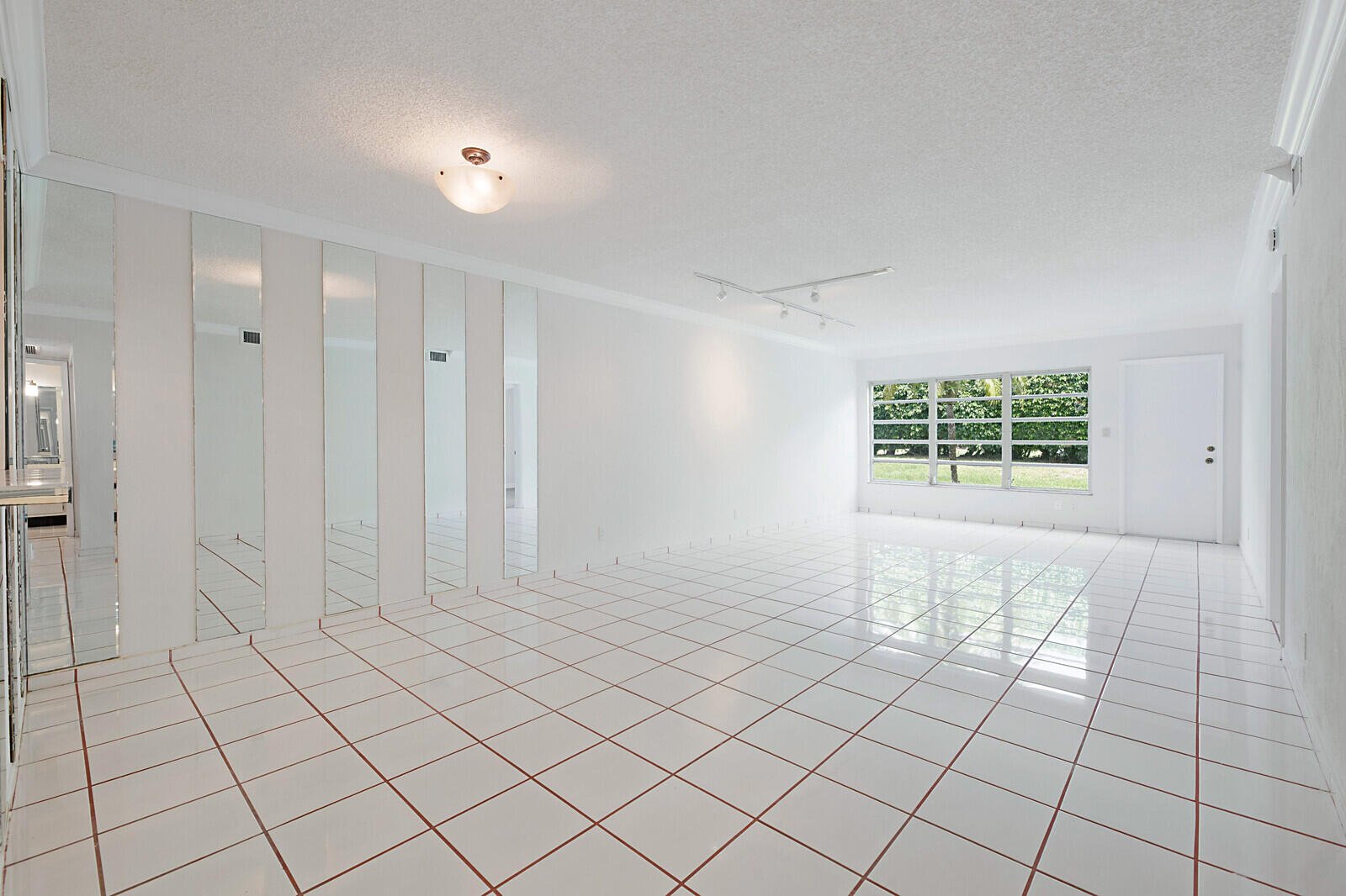 9335 Flynn Circle, Unit 1 Boca Raton, FL 33496 - Photo 6 of 32 Living/Dining Room