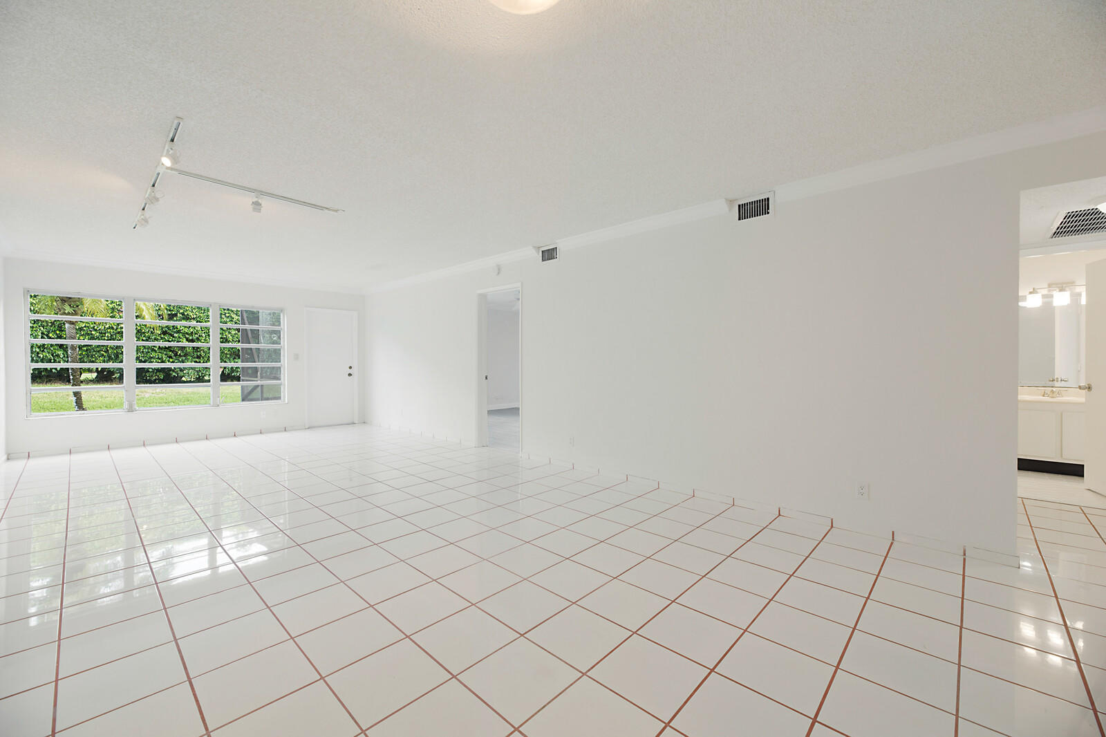 9335 Flynn Circle, Unit 1 Boca Raton, FL 33496 - Photo 10 of 32 Living Room
