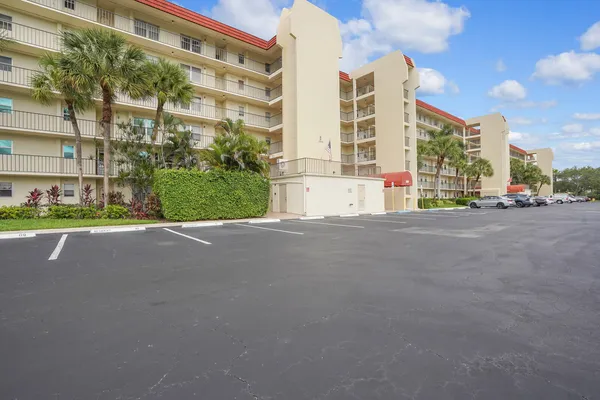$2,000 | 3959 Via Poinciana, Unit 503, Lake Worth, FL 33467