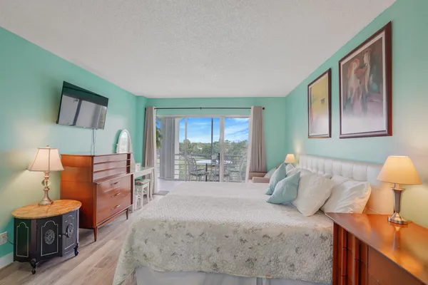 $2,000 | 3959 Via Poinciana, Unit 503, Lake Worth, FL 33467