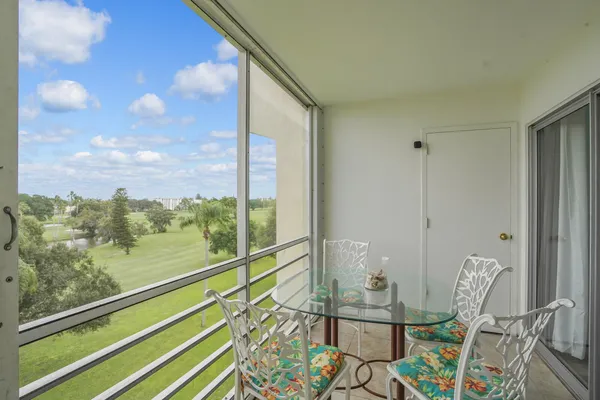 $2,000 | 3959 Via Poinciana, Unit 503, Lake Worth, FL 33467