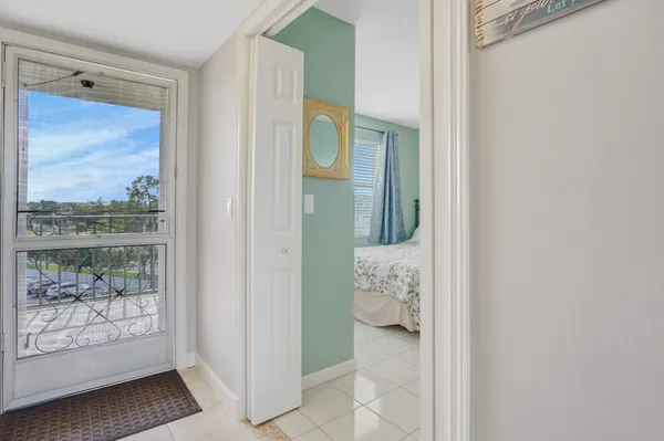 $2,000 | 3959 Via Poinciana, Unit 503, Lake Worth, FL 33467