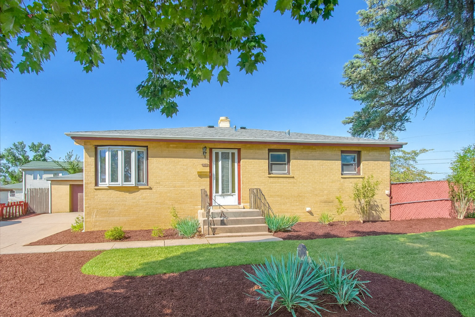 542 Memory Lane Addison, IL 60101 - Photo 1 of 1 a front view of a house with garden
