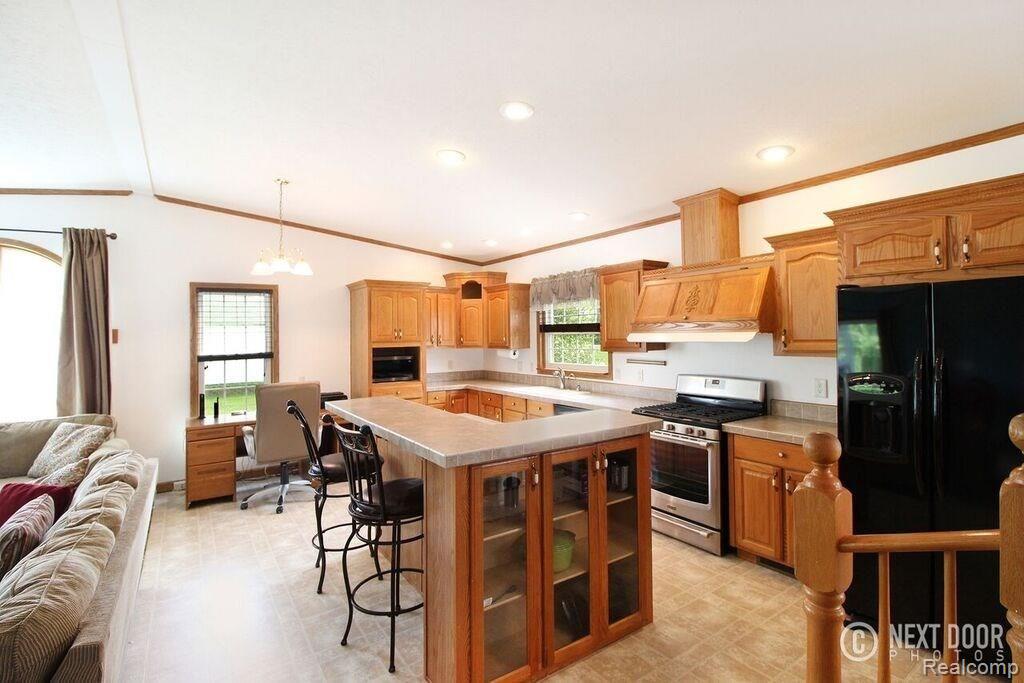4175 Pleasant Valley Road Brighton, MI 48114 - Photo 9 of 34 e kitchen 2.jpg