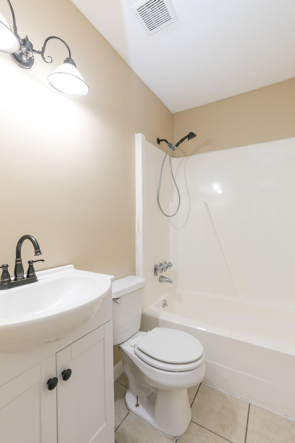 1601 North Chester Road Hixson, TN 37343 - Photo 12 of 23 SHARED FULL BATH UPSTAIRS