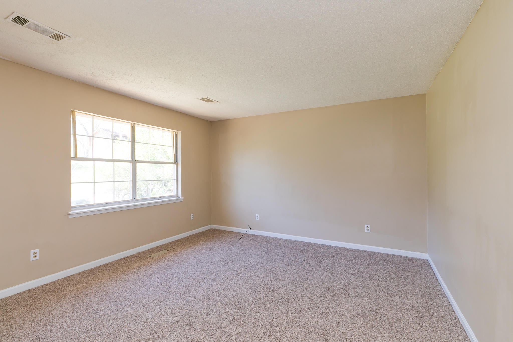 1601 North Chester Road Hixson, TN 37343 - Photo 7 of 23 LIVING ROOM UPSTAIRS