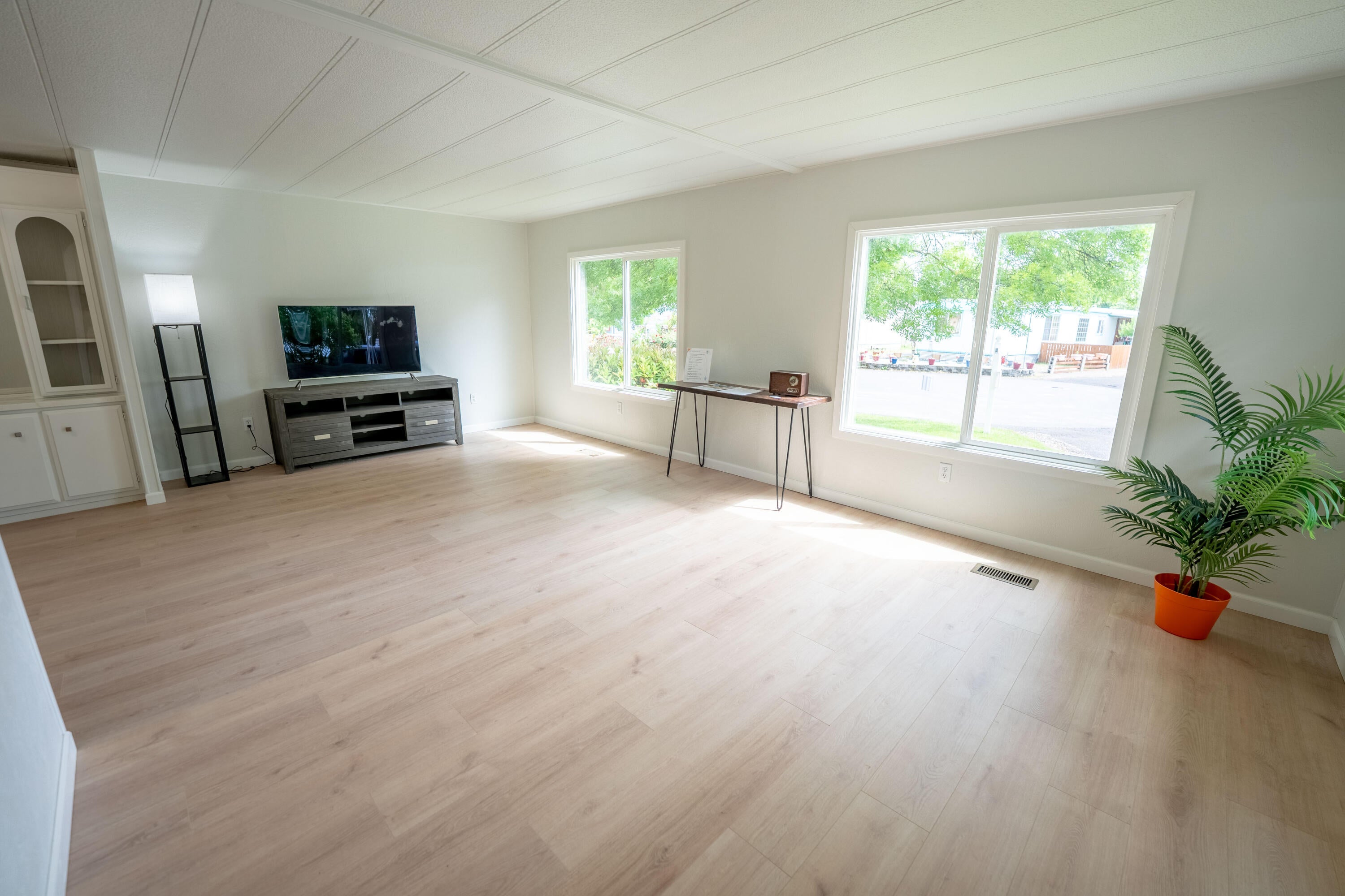 2385 Table Rock Road, Unit 70 Medford, OR 97501 - Photo 5 of 27 Living Room