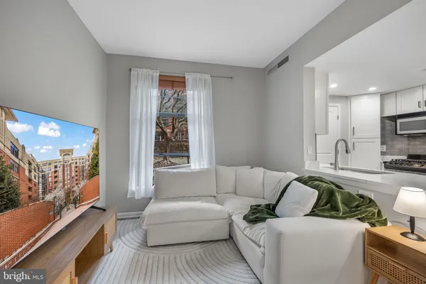 $2,100 | 1021 North Garfield Street, Unit B35, Arlington, VA 22201
