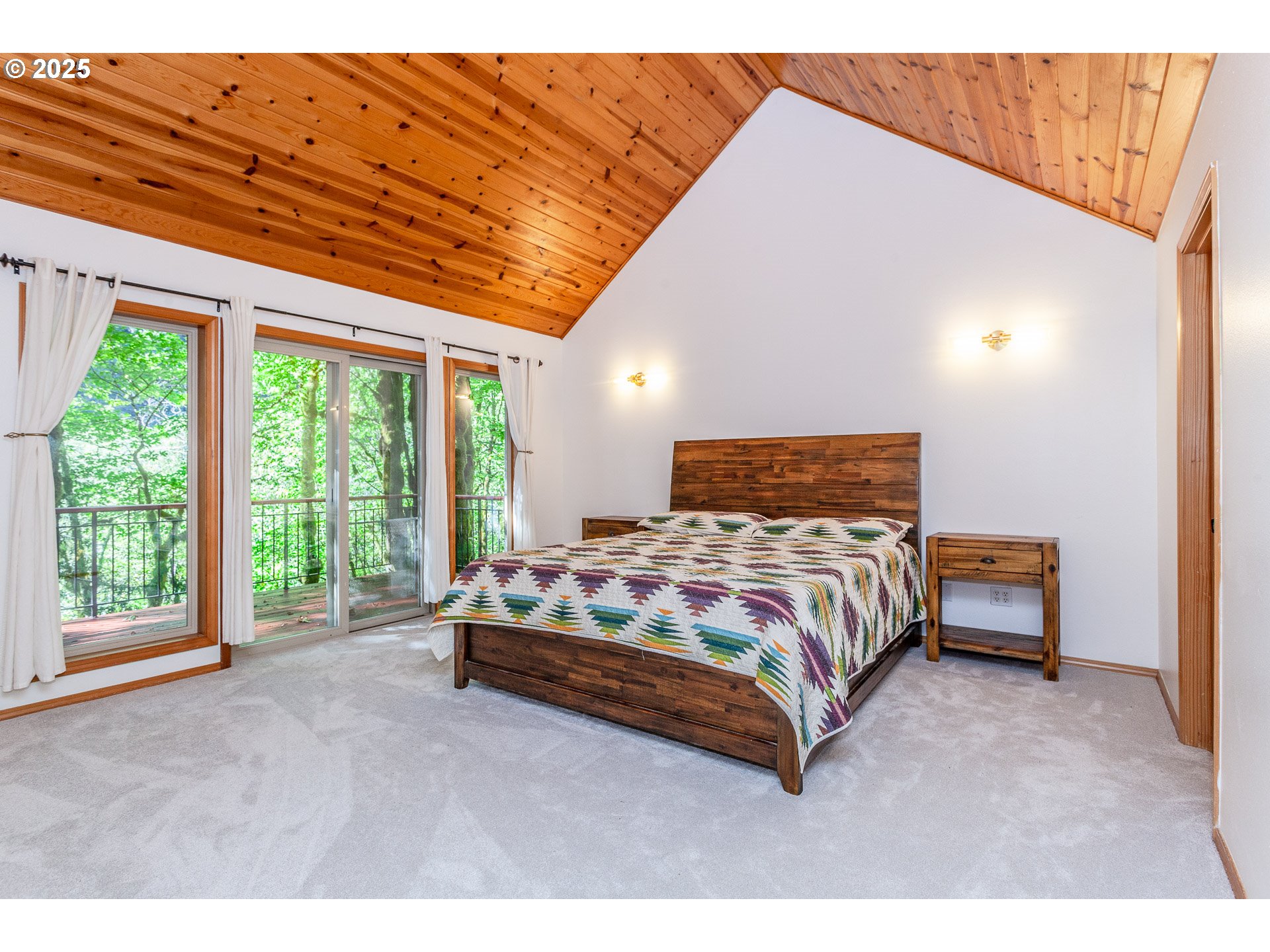 29409 East Edgewater Drive Welches, OR 97067 - Photo 13 of 48 a bedroom with a bed lamp and window