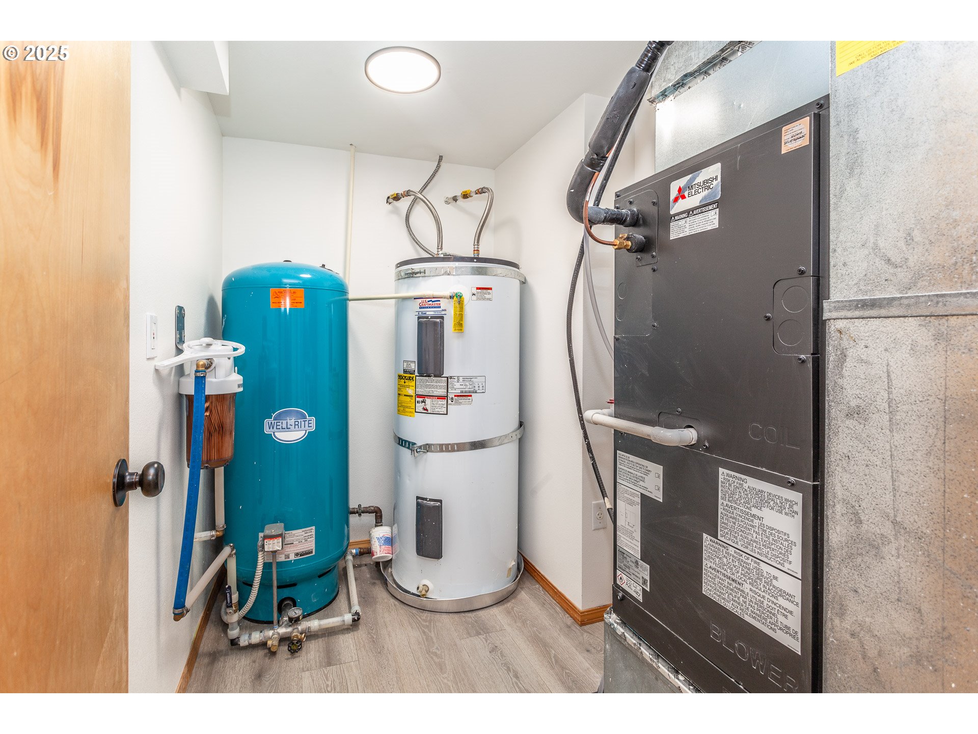 29409 East Edgewater Drive Welches, OR 97067 - Photo 33 of 48 a bathroom with a refrigerator and a sink
