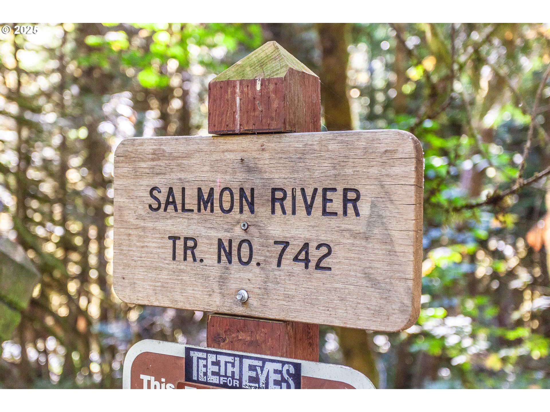 29409 East Edgewater Drive Welches, OR 97067 - Photo 42 of 48 a sign that is sitting on a brick wall