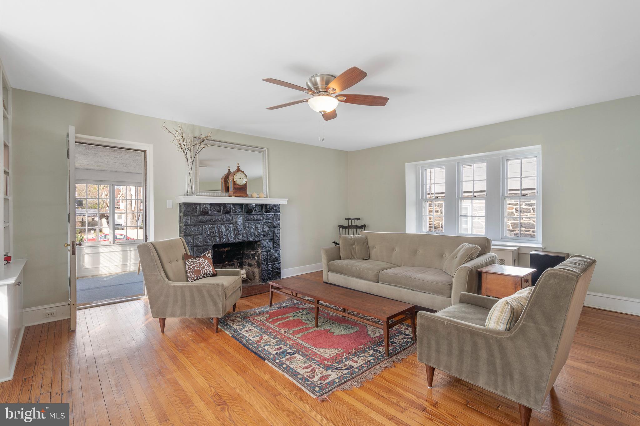 323 Pembroke Road Bala Cynwyd, PA 19004 - Photo 11 of 51 Living Room