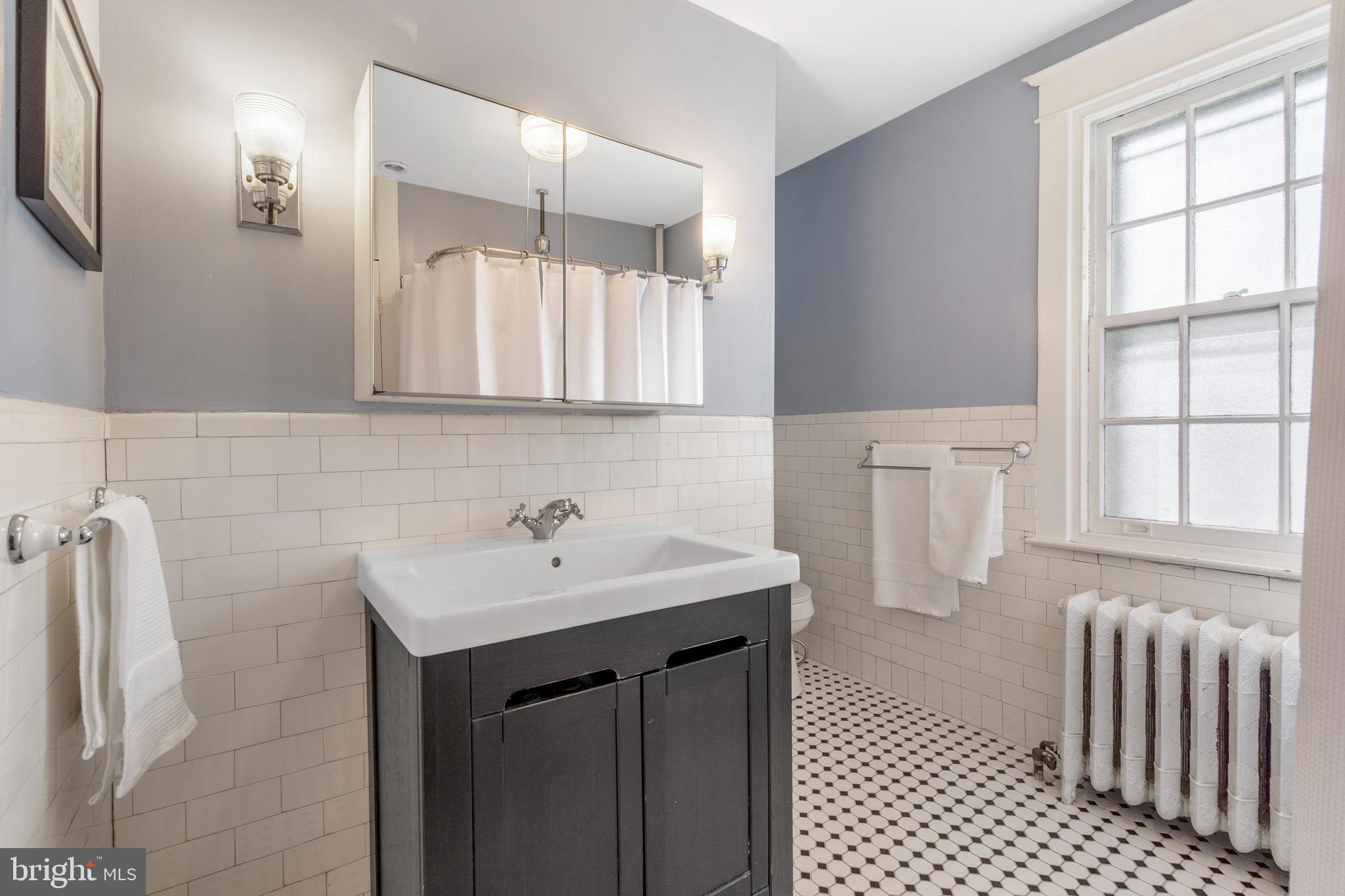 323 Pembroke Road Bala Cynwyd, PA 19004 - Photo 24 of 51 2nd floor hall bath