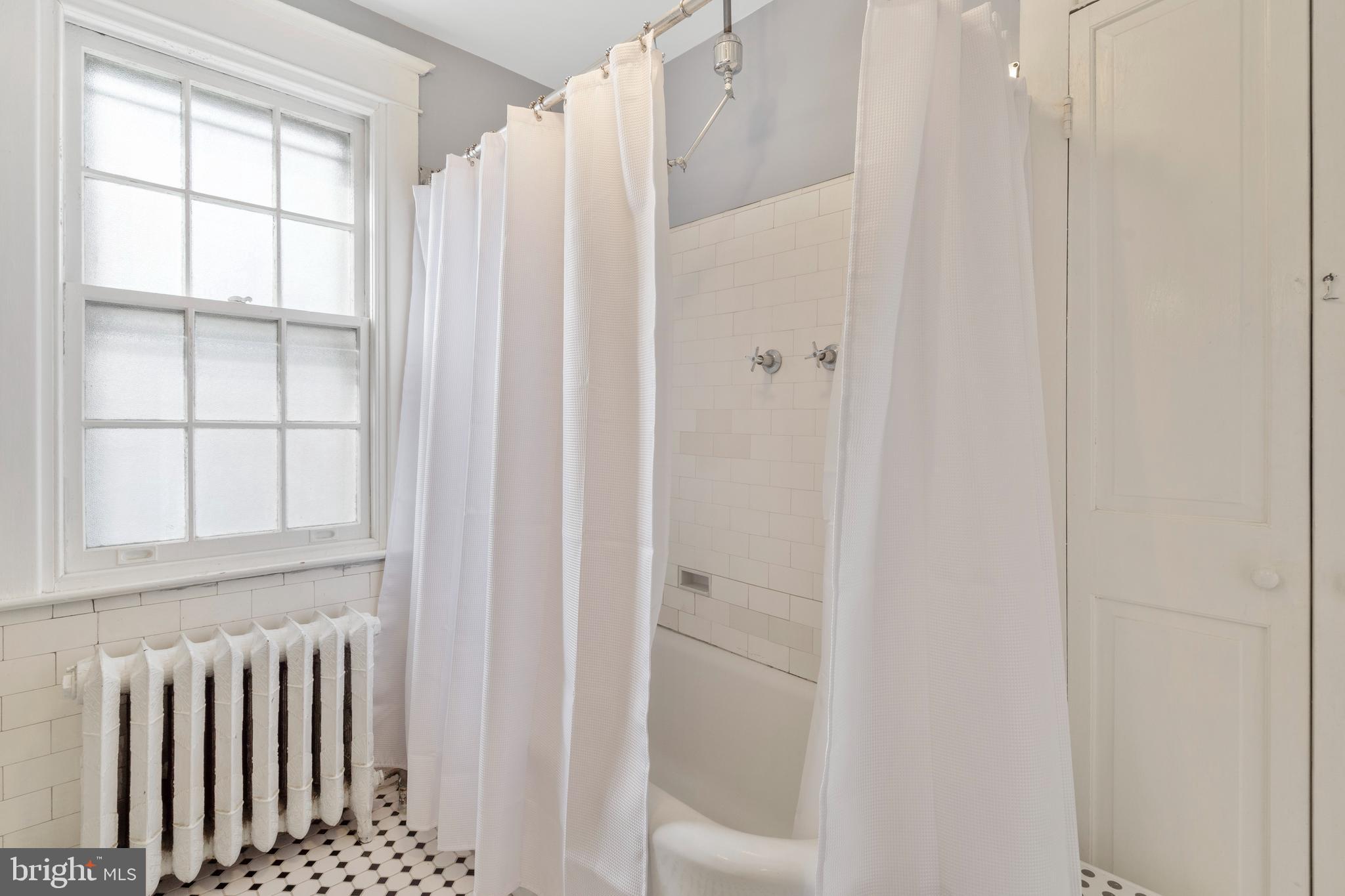 323 Pembroke Road Bala Cynwyd, PA 19004 - Photo 25 of 51 2nd floor hall bath