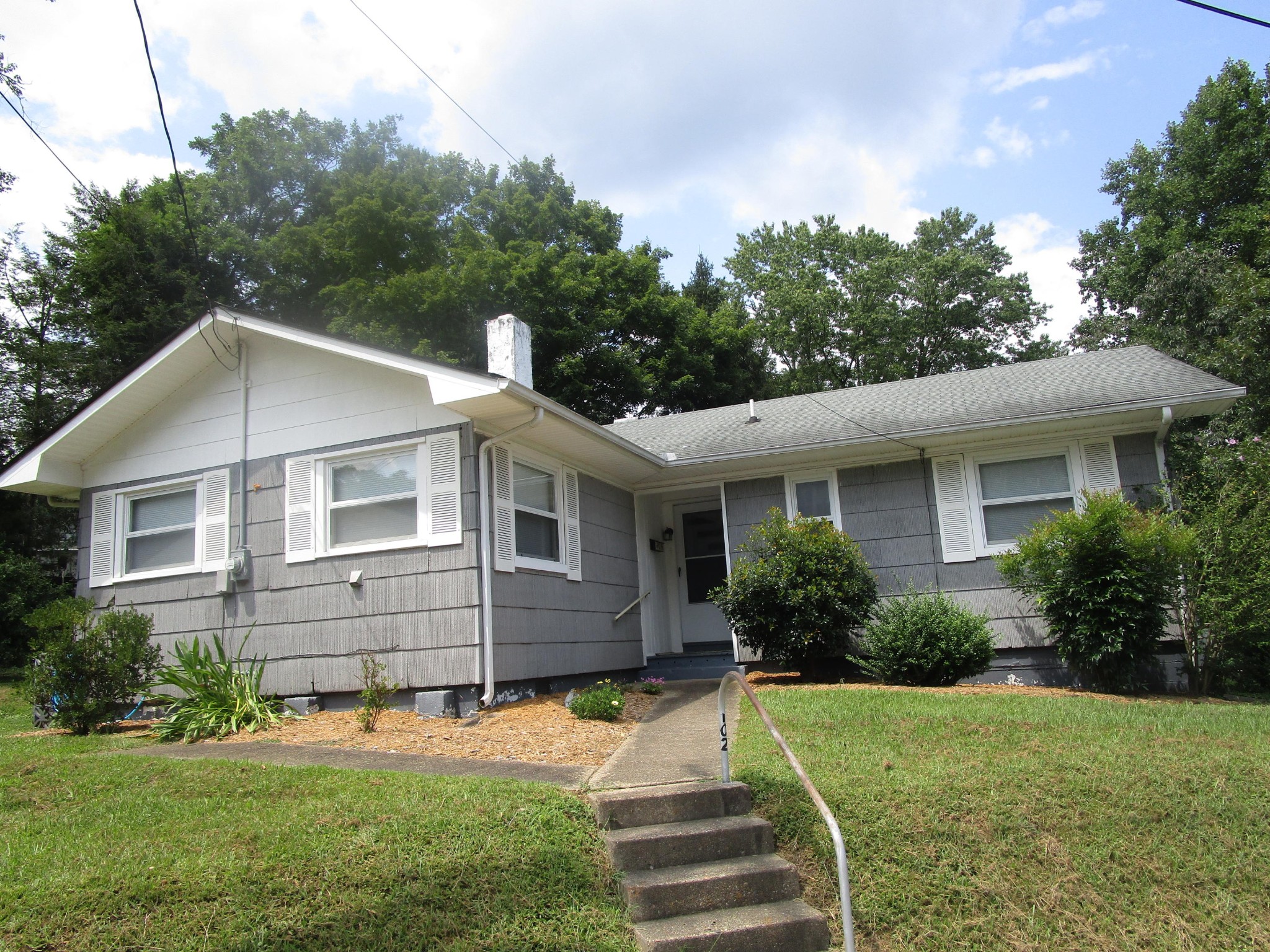 a view of a house with backyard