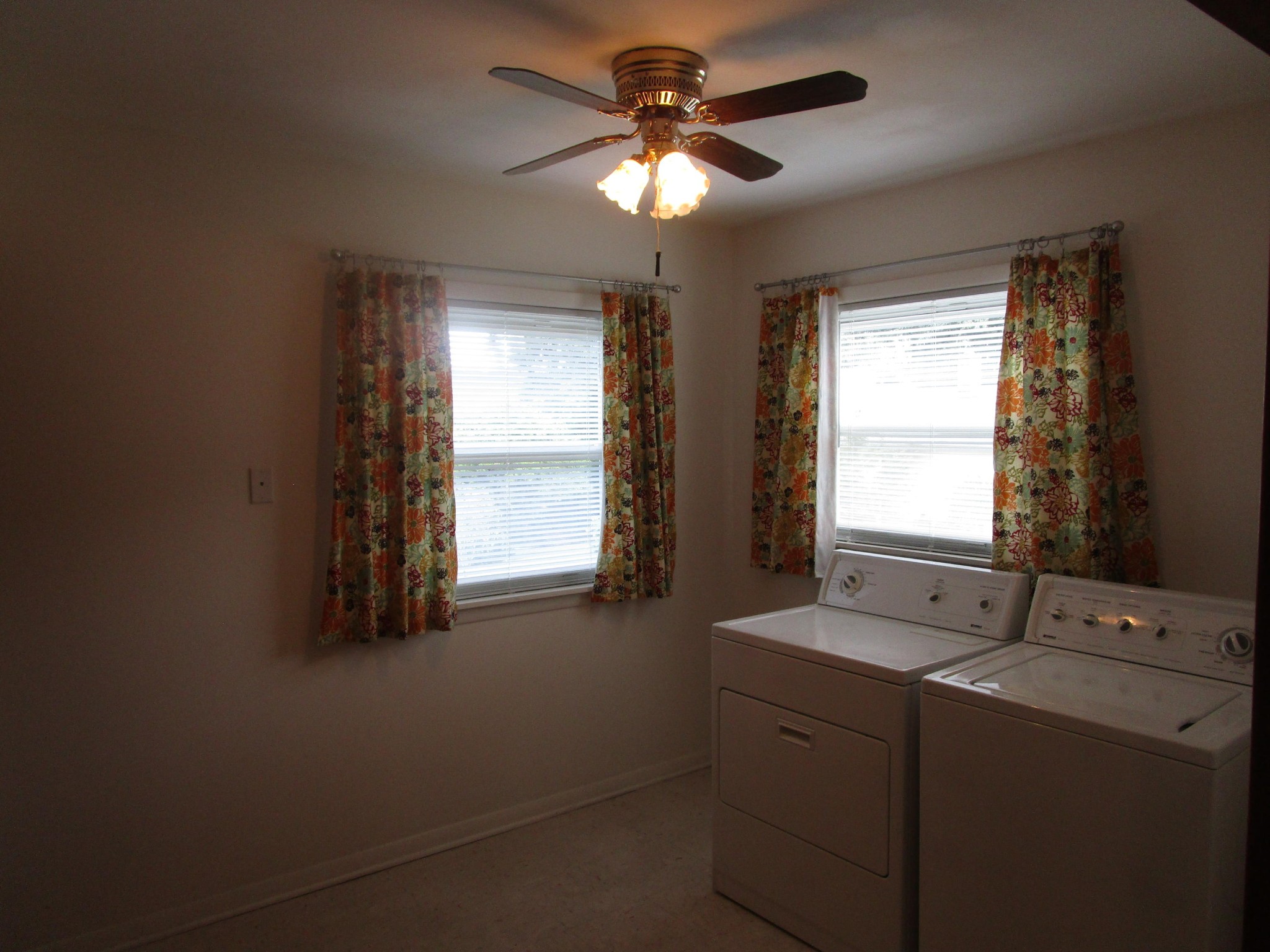 102 Darwin Lane Oak Ridge, TN 37830 - Photo 6 of 19 a room with window and ceiling fan