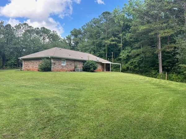 a view of a house with a yard