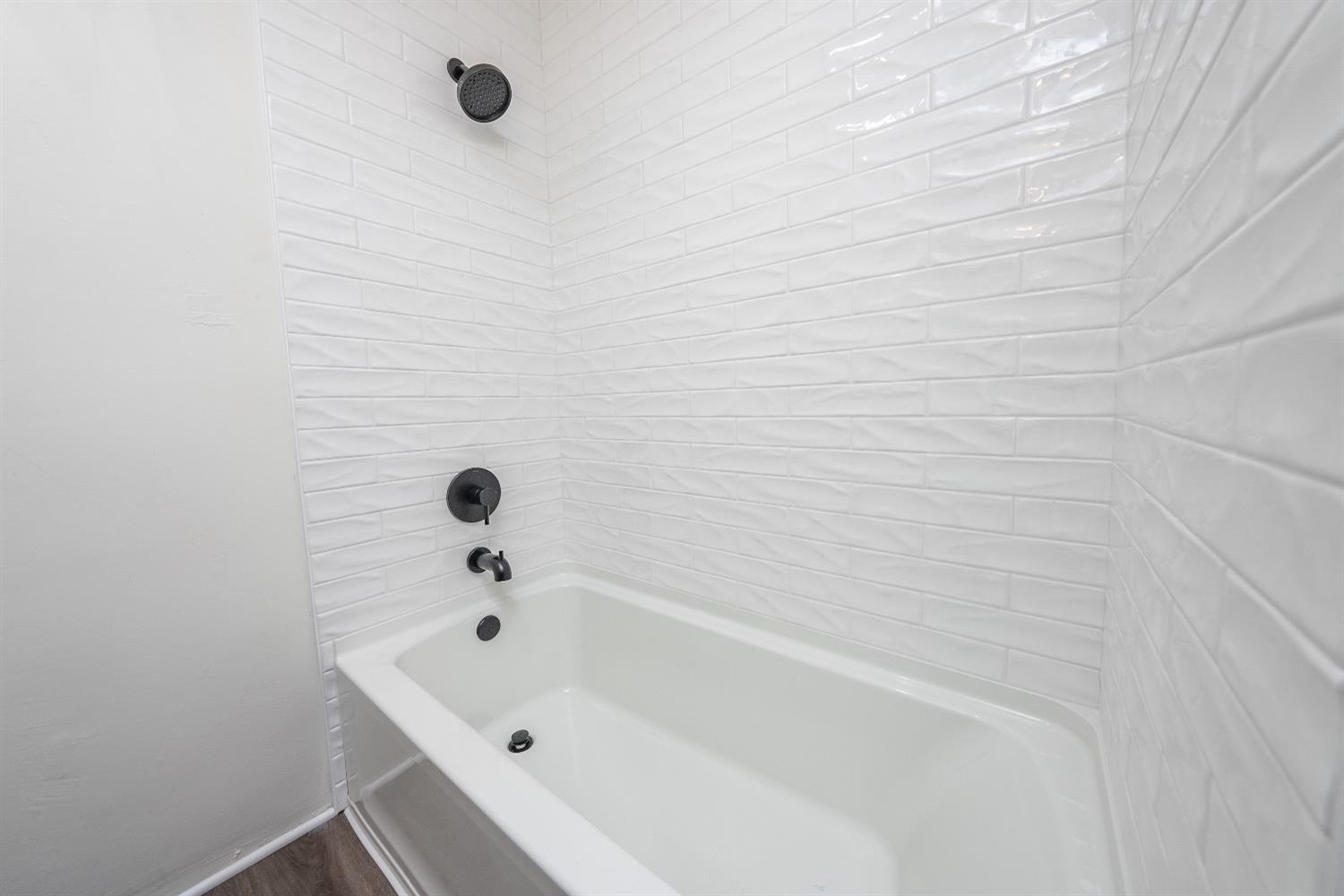 1600 West 5th Street Madera, CA 93637 - Photo 25 of 46 a bathroom with a bathtub