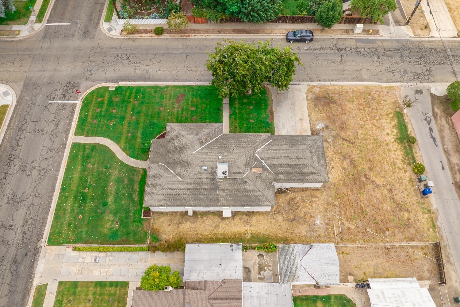 1600 West 5th Street Madera, CA 93637 - Photo 42 of 46 front view of a house with a garden