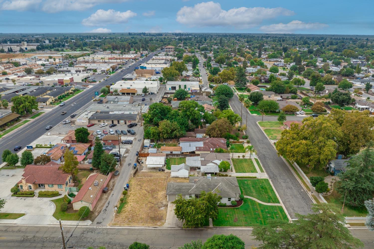 1600 West 5th Street Madera, CA 93637 - Photo 44 of 46 an aerial view of multiple houses with yard