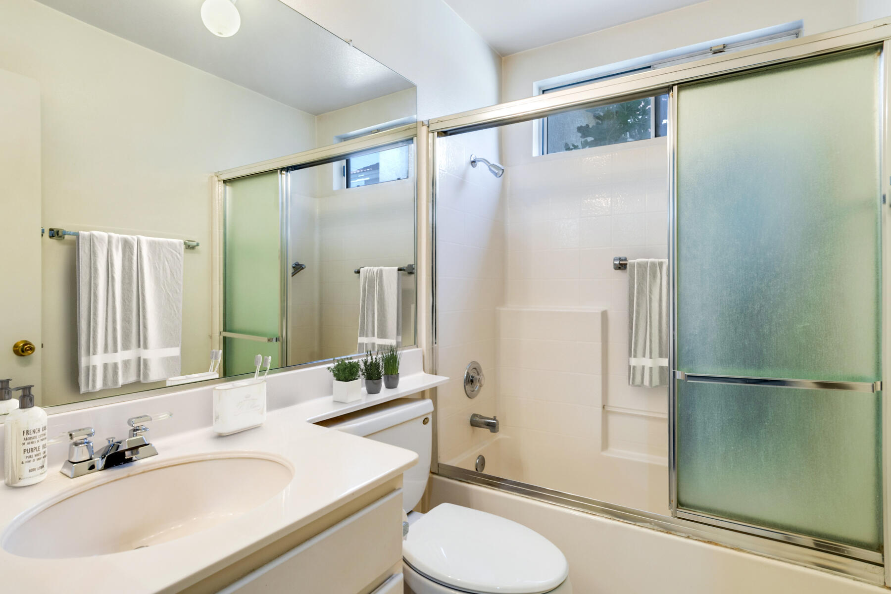 2143 Colunga Street Colton, CA 92324 - Photo 17 of 26 Guest Bathroom