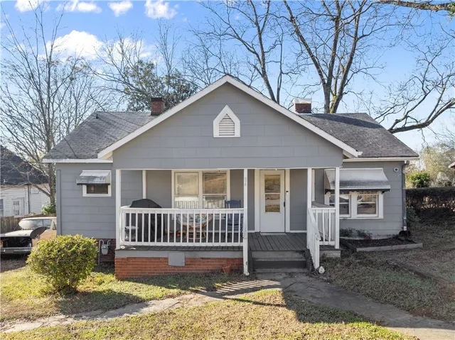 a view of a house with a yard
