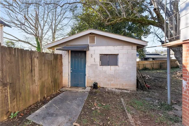 a view of a house with backyard