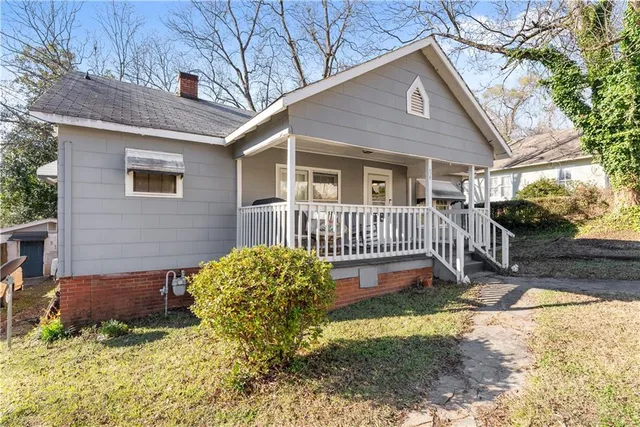 a view of a house with a yard