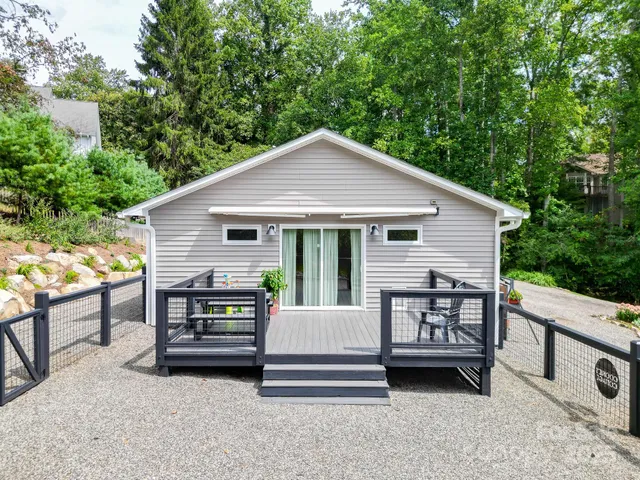 a view of backyard with sitting area and garden