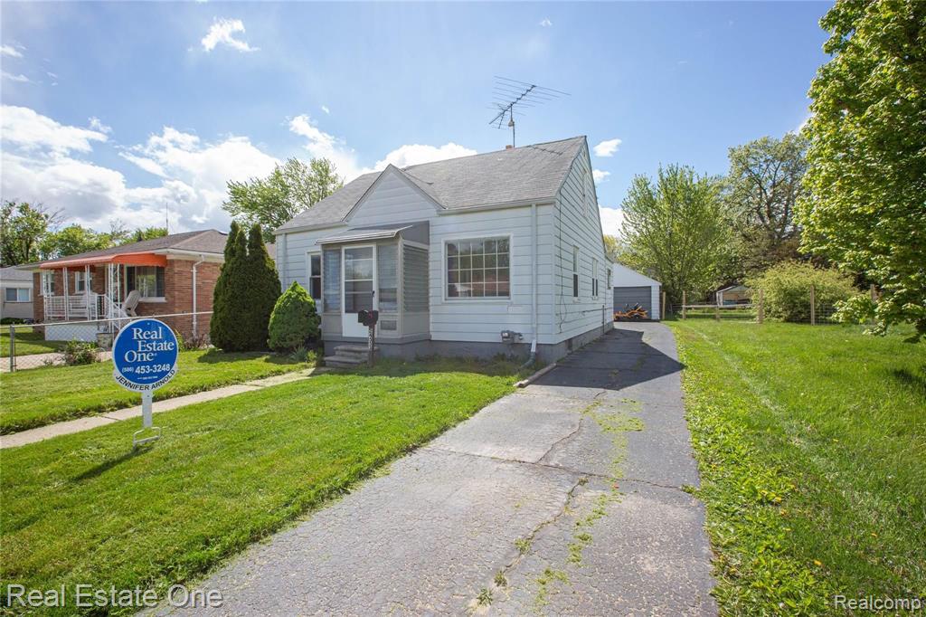 24553 Flower Avenue Eastpointe, MI 48021 - Photo 2 of 18