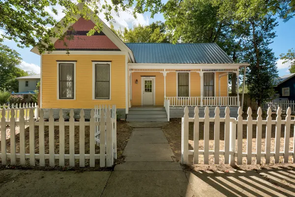 $1,995 | 304 Olive Street, Smithville, TX 78957
