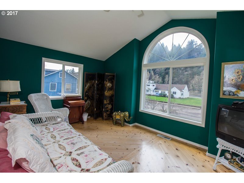 87995 Riverview Avenue Mapleton, OR 97453 - Photo 11 of 31 Gallery Image 11