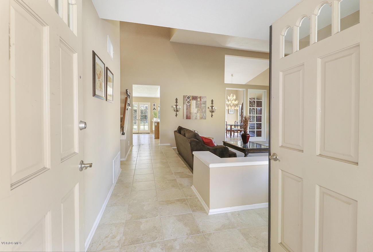 4076 Doneva Road Moorpark, CA 93021 - Photo 5 of 41 bEntry and Living Room