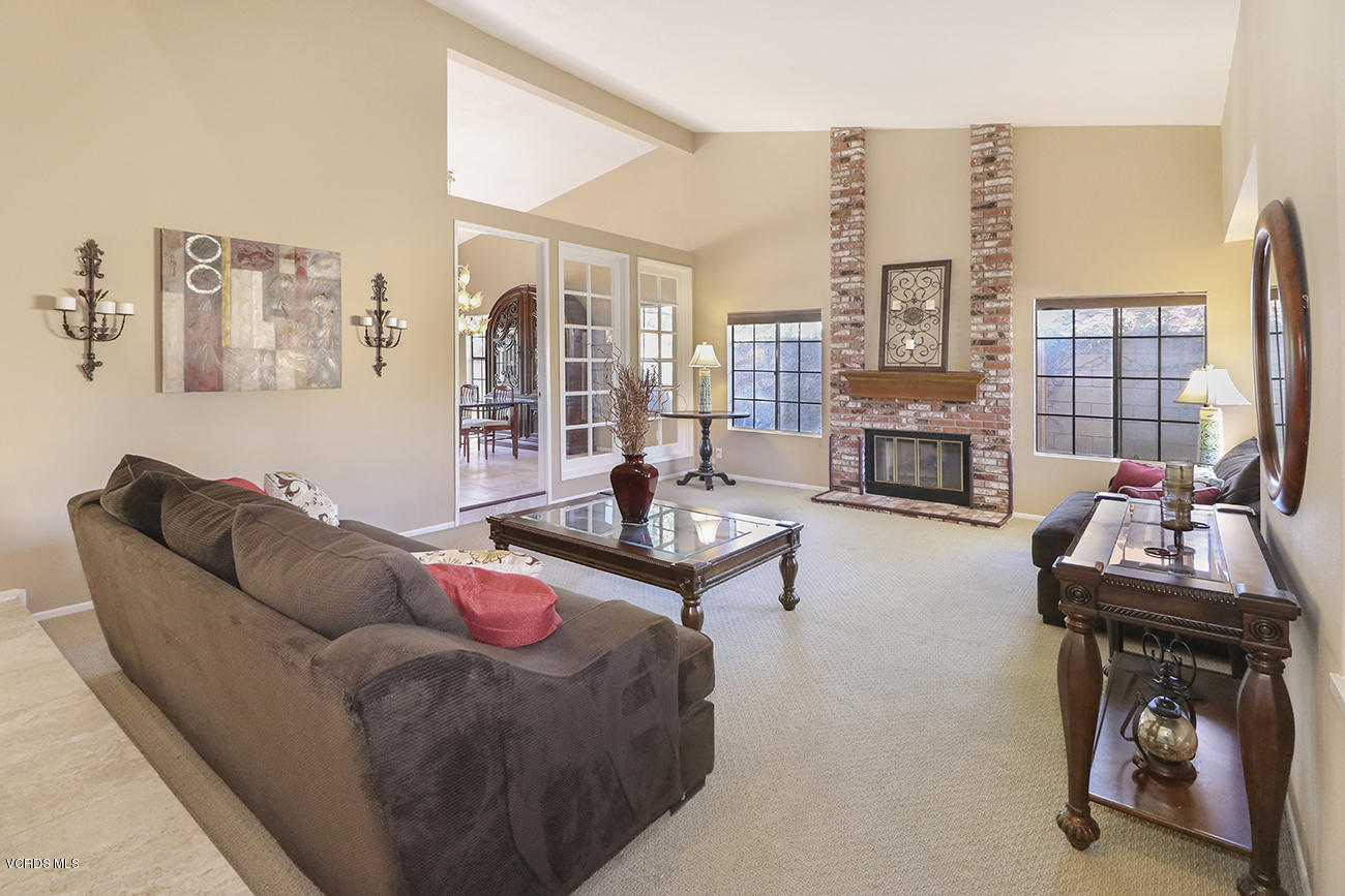 4076 Doneva Road Moorpark, CA 93021 - Photo 6 of 41 bEntry and Living Room1