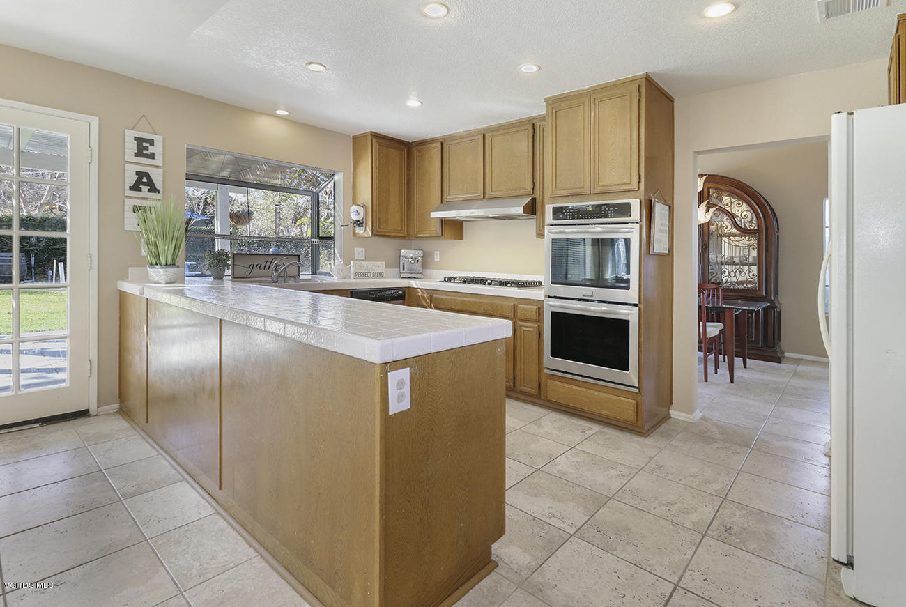 4076 Doneva Road Moorpark, CA 93021 - Photo 9 of 41 dKitchen1