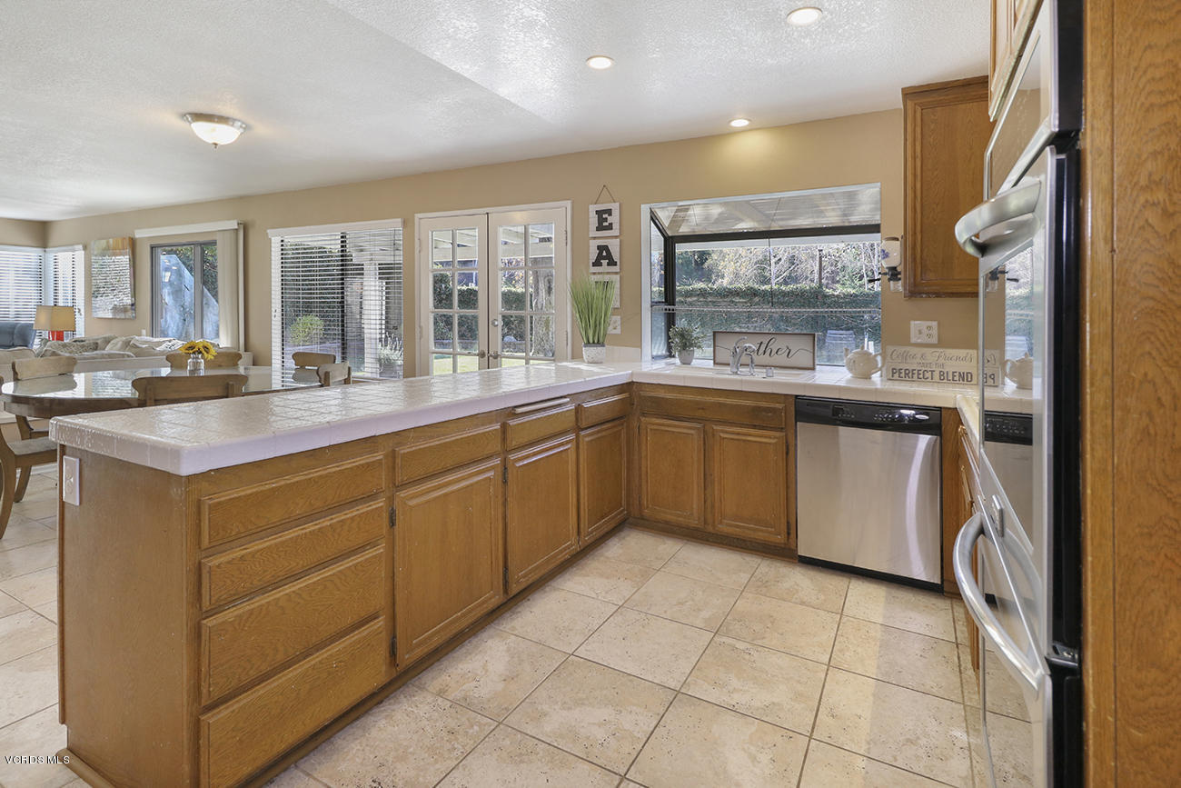 4076 Doneva Road Moorpark, CA 93021 - Photo 10 of 41 dKitchen3