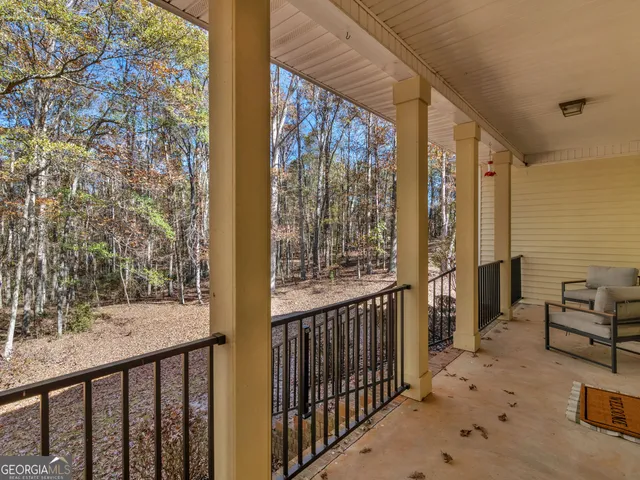 a view of entryway with patio