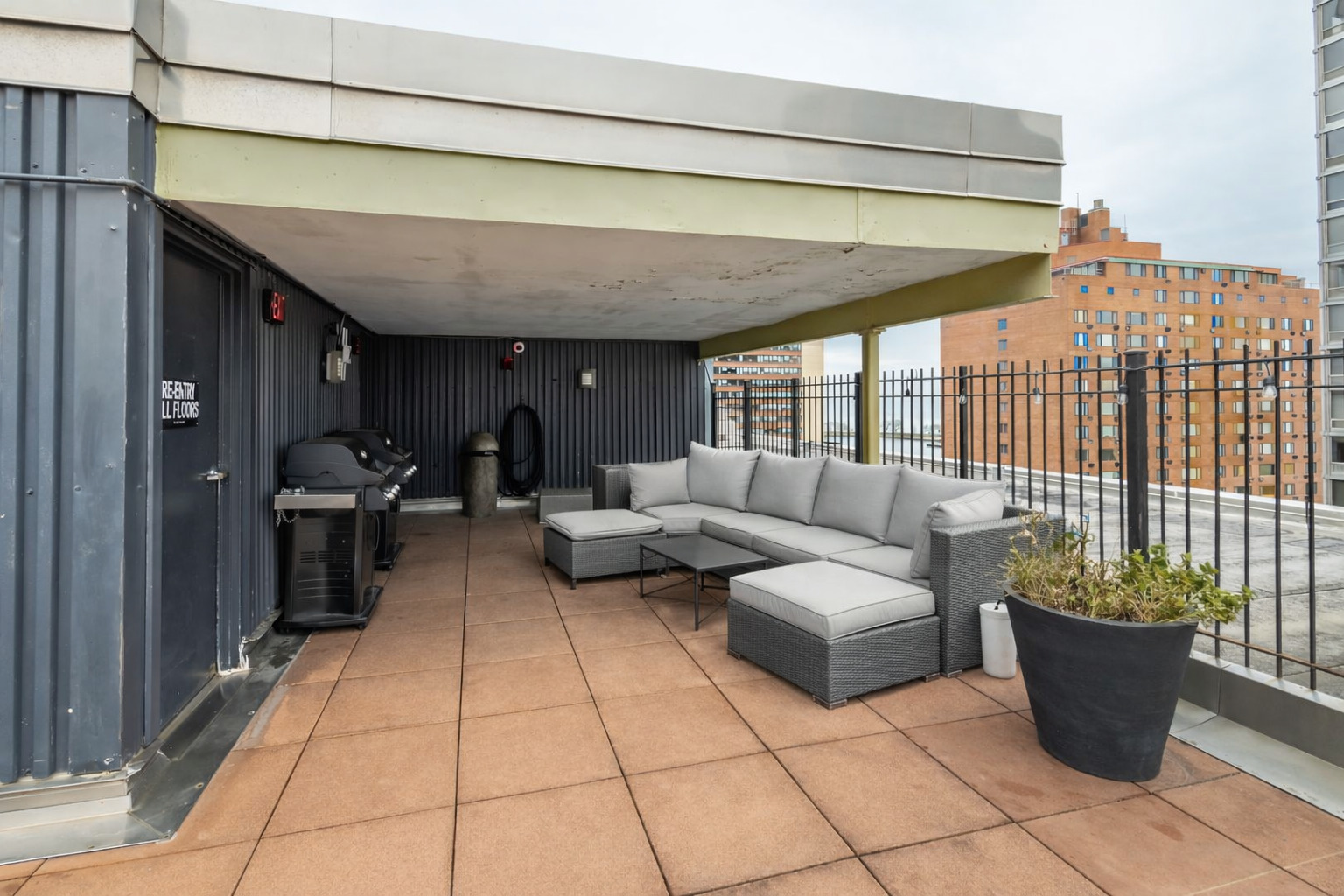 3033 North Sheridan Road, Unit 1203 Chicago, IL 60657 - Photo 18 of 22 a living room with furniture