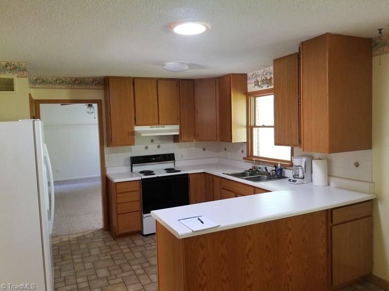 3910 Tanglebrook Road High Point, NC 27265 - Photo 6 of 26 Gallery Image 6