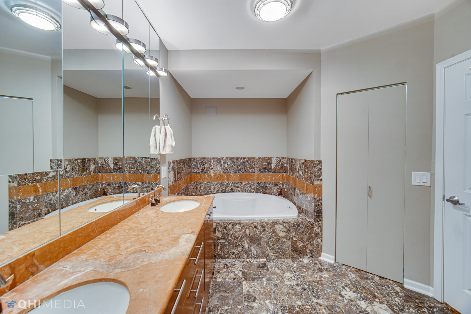 635 North Dearborn Street, Unit 1105 Chicago, IL 60654 - Photo 17 of 27 a bathroom with a tub and a sink