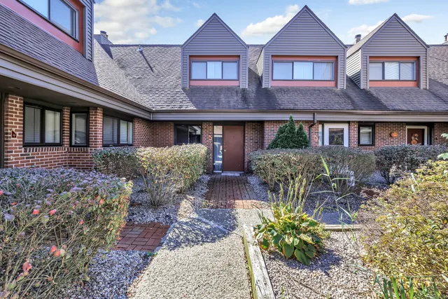 $299,000 | 22 Montoya Drive, Unit 2, Branford, CT 06405