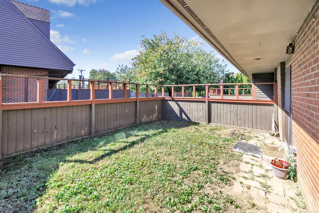 $299,000 | 22 Montoya Drive, Unit 2, Branford, CT 06405