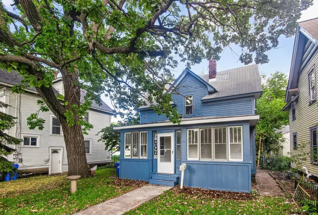 $255,000 | 682 Fairview Avenue North, St. Paul, MN 55104