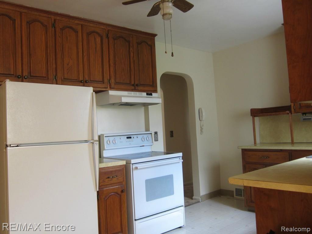 1424 North Genesee Road Burton, MI 48509 - Photo 5 of 26 Oak Kitchen